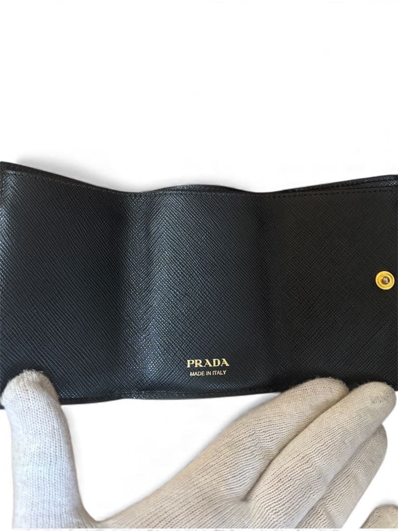 プラダ 三つ折り財布 折り財布 サフィアーノレザー 金ロゴ 黒