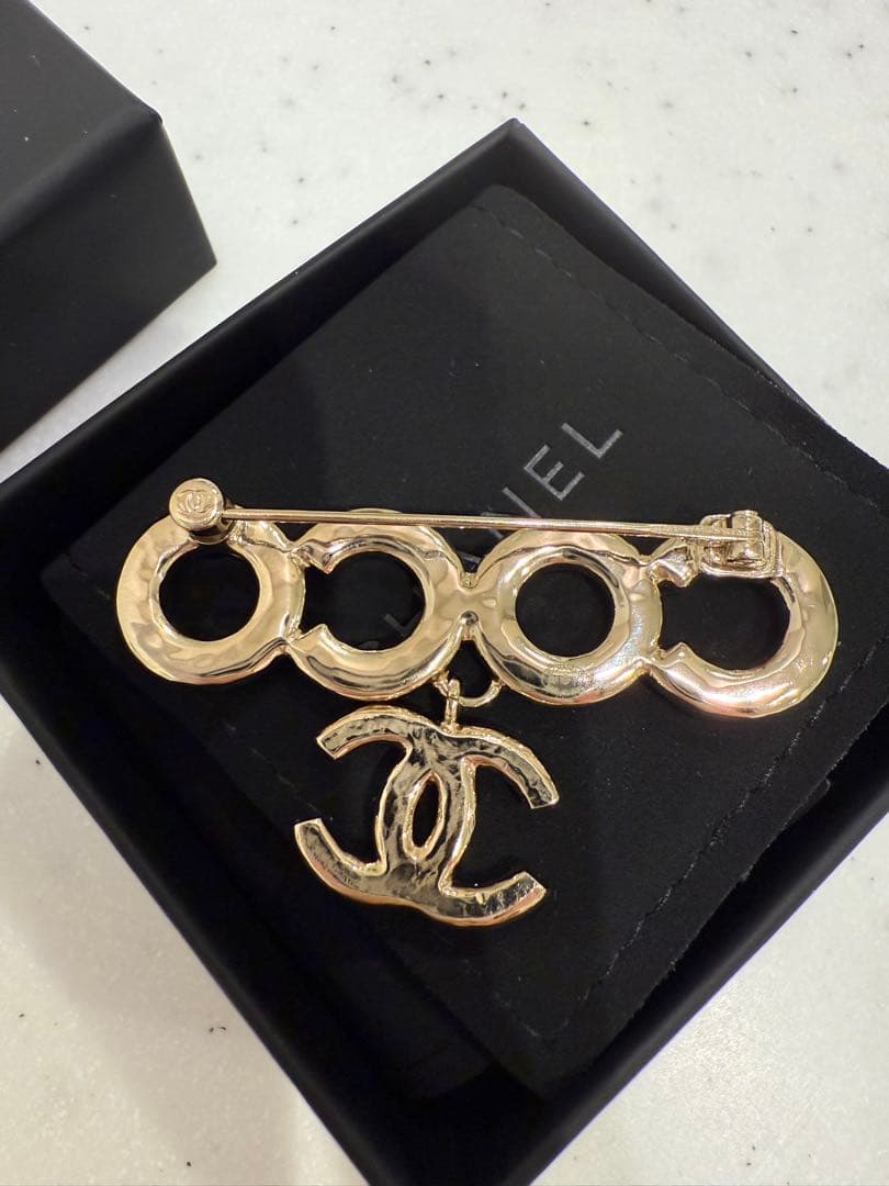 CHANEL COCOロゴブローチ