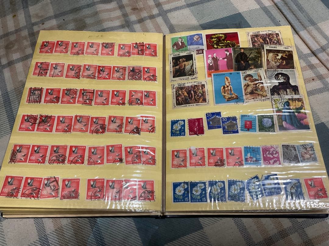 使用済み切手／日本と外国の混合　アルバムにビッシリシリーズ1。【昭和レトロ】。