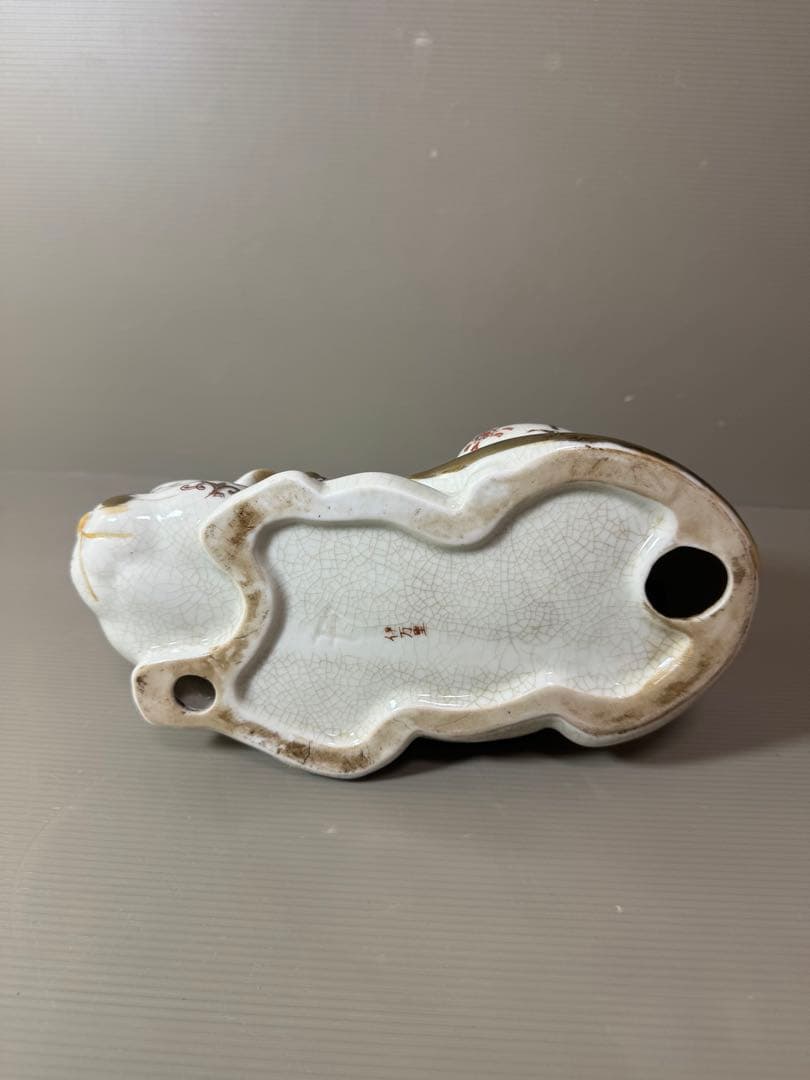 2780 伊万里　眠り猫　金鈴　 牡丹花文様　置物　縁起物