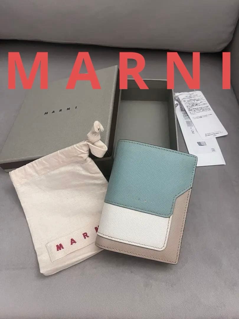 完売品 美品 MARNI 二つ折り財布 牛革 ティーグリーン ライムストーン