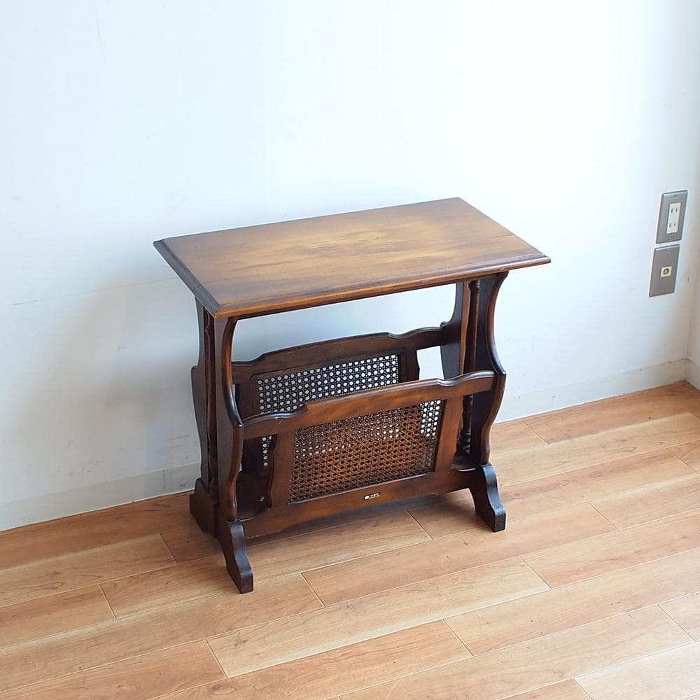 カリモク/karimoku コロニアル サイドテーブル マガジンラック付き