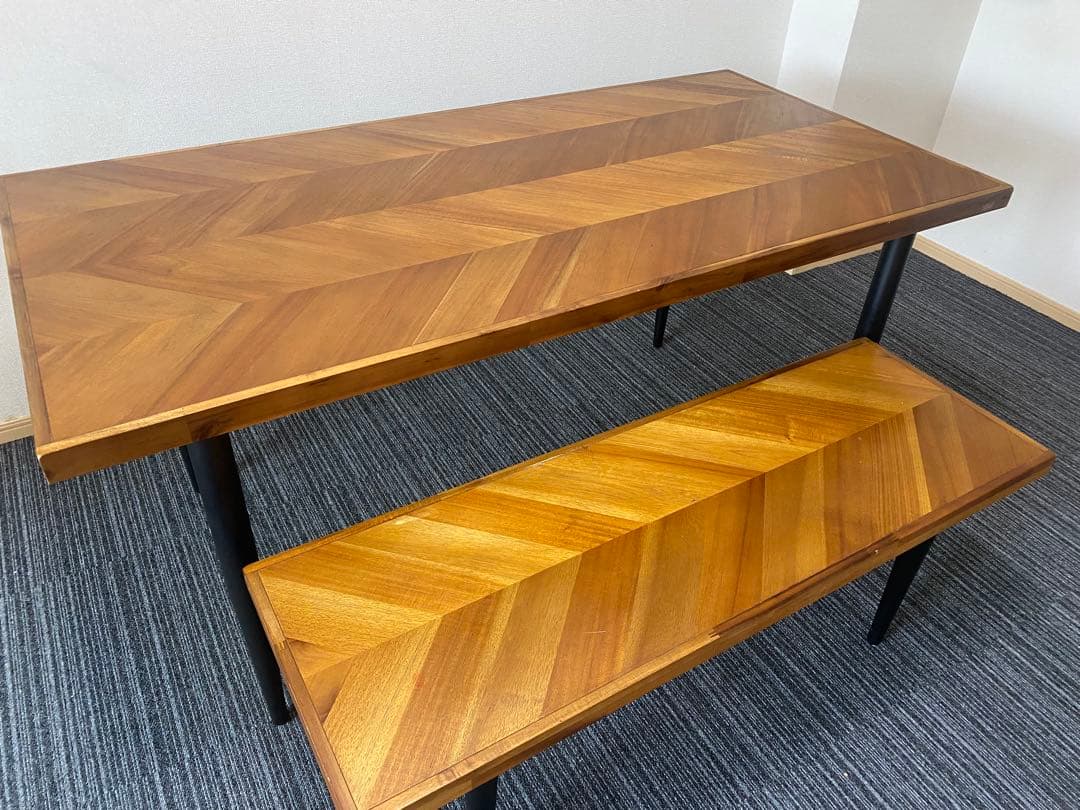 ヘリンボーンパターンのダイニングテーブル(椅子なし)