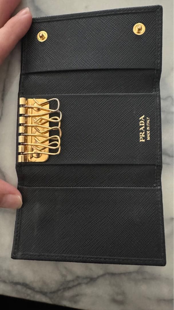 【値引き】PRADA ブラック　サフィアーノ　6連キーケース　三角プレート