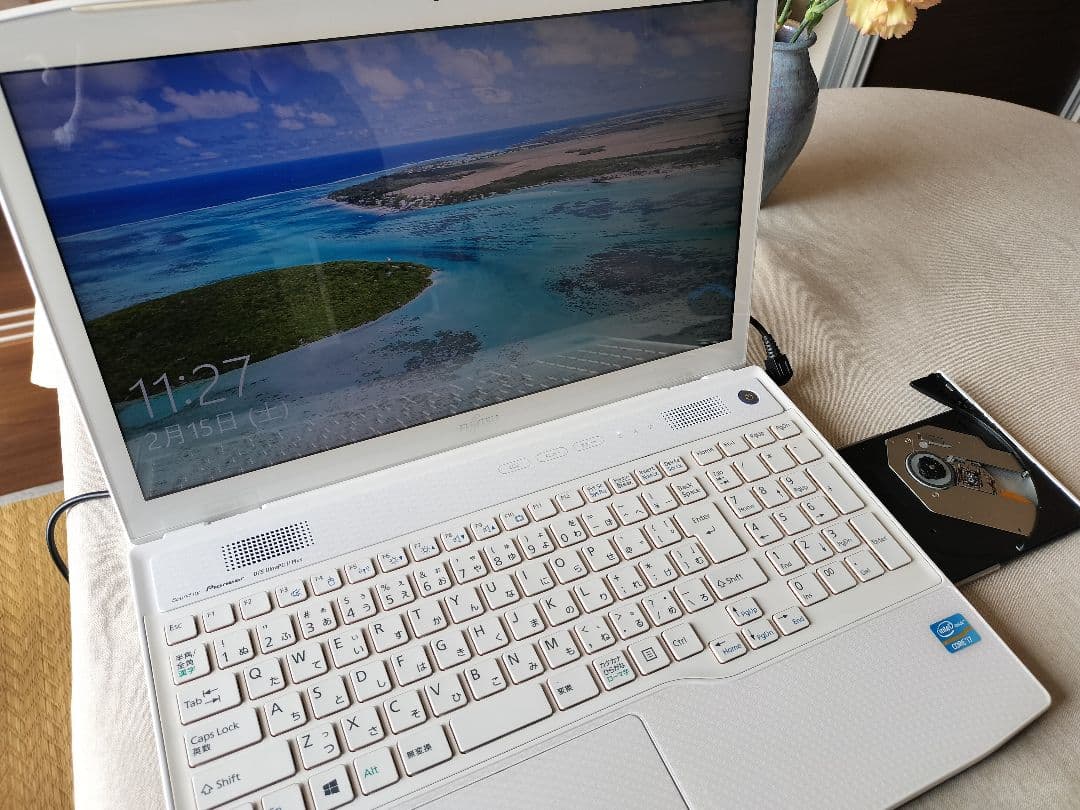 富士通 LIFEBOOK 15.6インチ ホワイトノートPC