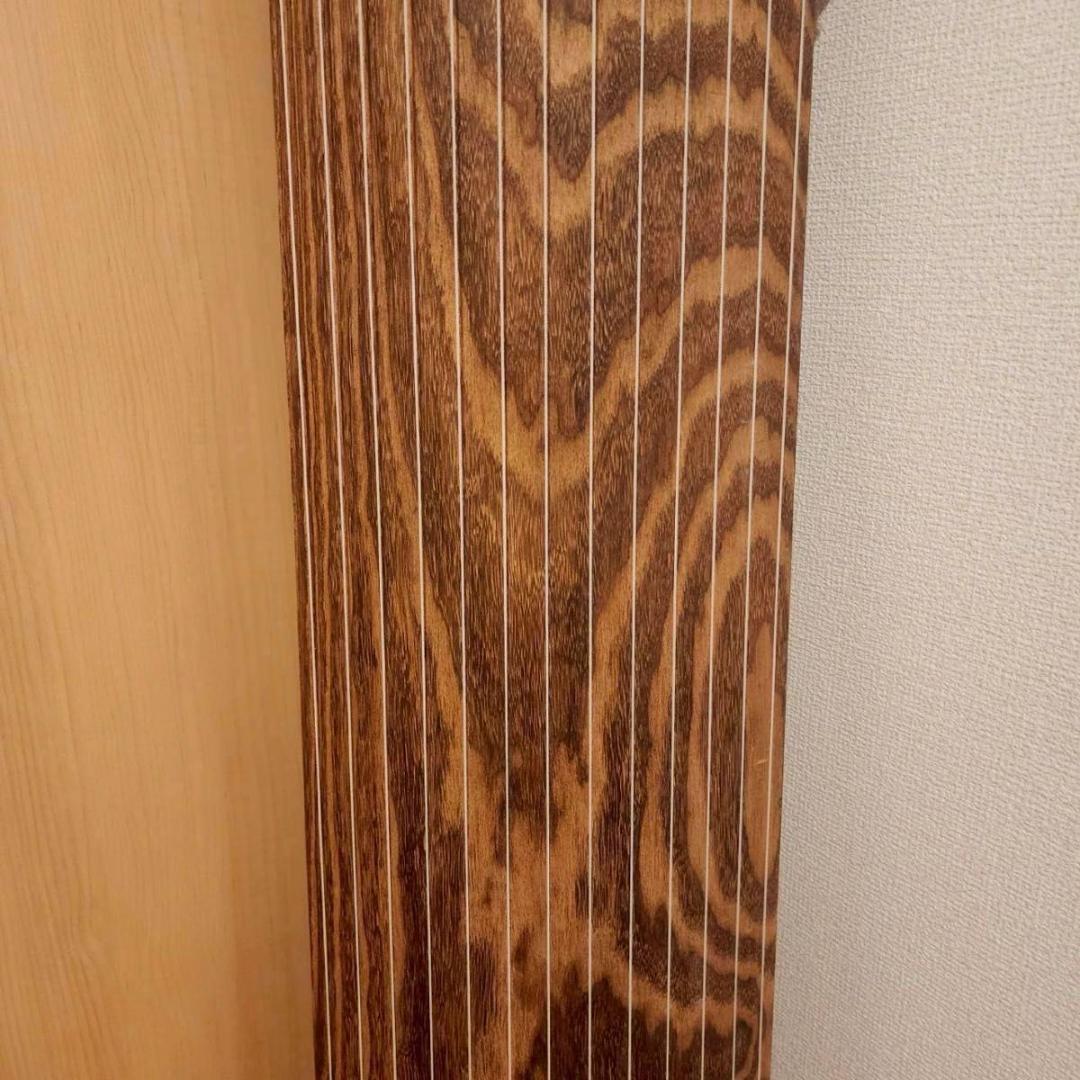 高級琴　綾杉彫り　くり甲　13弦 口前金装飾　竜舌金蒔絵