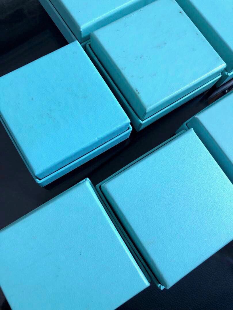 ESSENTIALS 様　ティファニー　ネックレス等アクセサリー箱　箱のみ