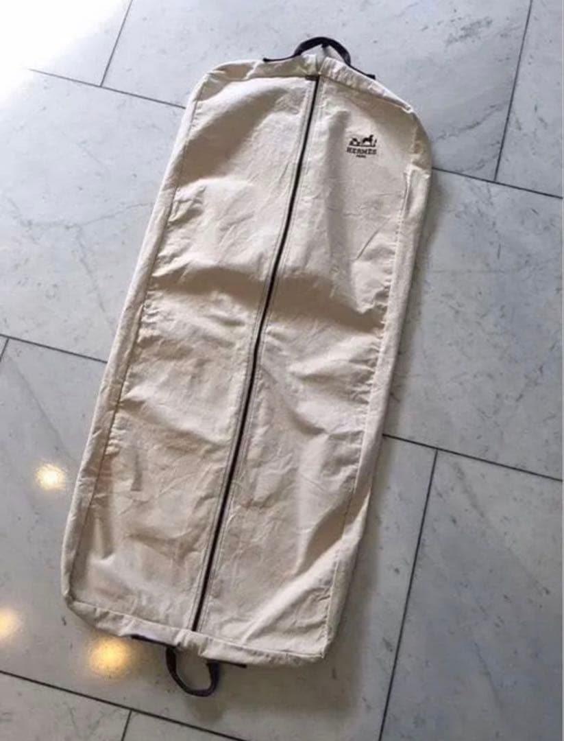 プレス関係者用「エルメス」ガーメントケース　背面には靴ポケット装備　非売品