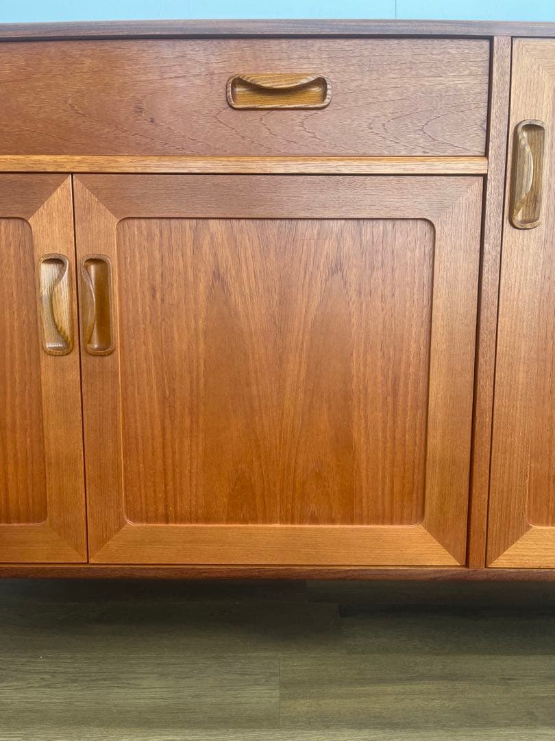 G-plan サイドボード　アイアンレッグ　ミッドセンチュリー木製キャビネット