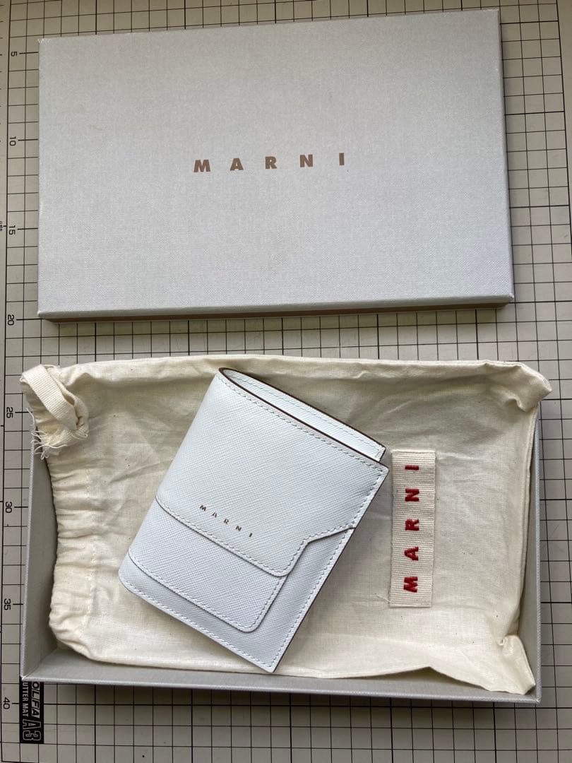 MARNI ホワイト 二つ折り財布箱付き