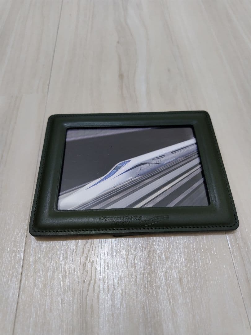 リニアモーターカー模型とフレーム付き写真