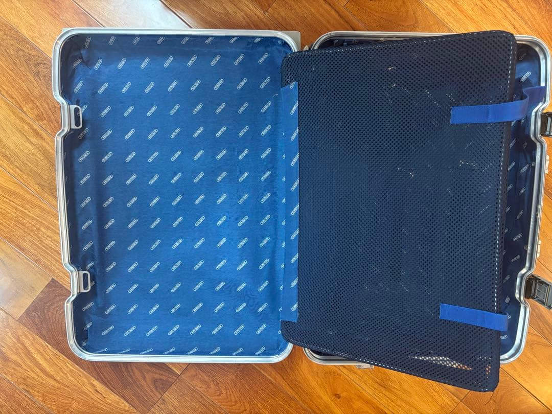 RIMOWA アルミキャリーケース 機内持ち込み可能サイズ　シルバー　二輪