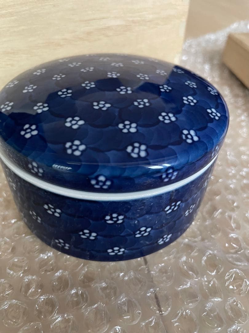 未使用 木箱付き 源右衛門 染付梅地紋 蓋物