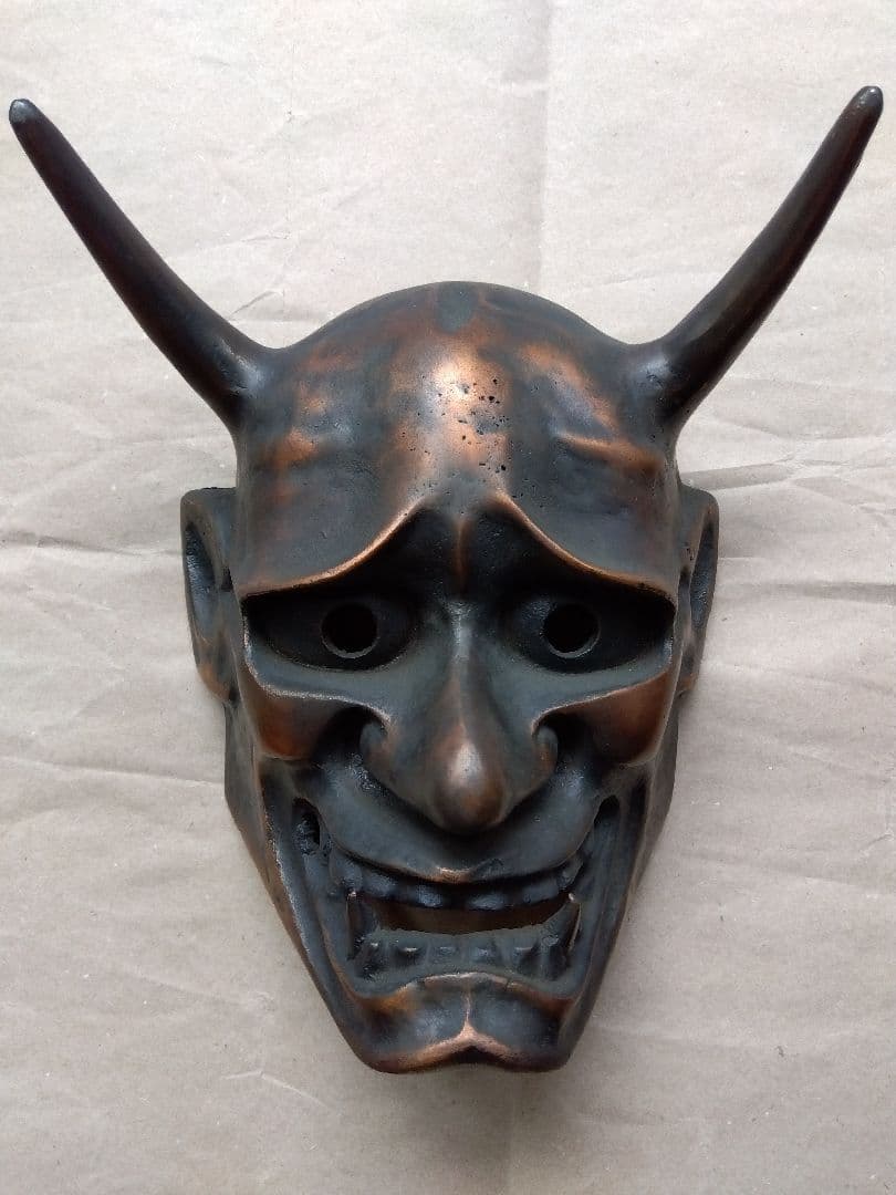 金属製 鬼の顔 彫刻
