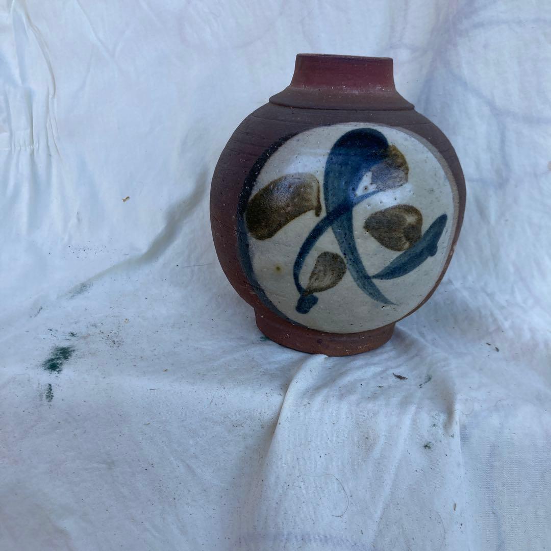 陶器製の抽象模様の花瓶