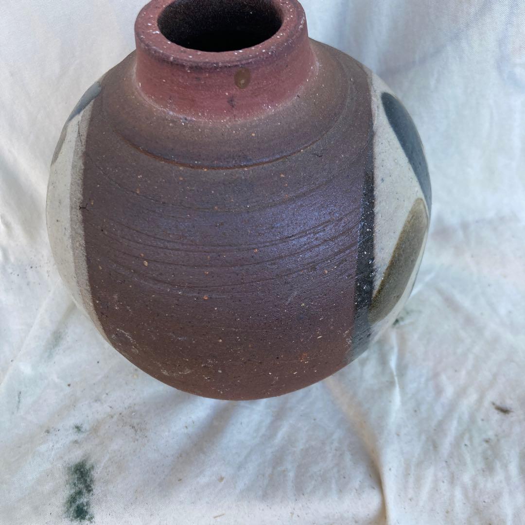 陶器製の抽象模様の花瓶