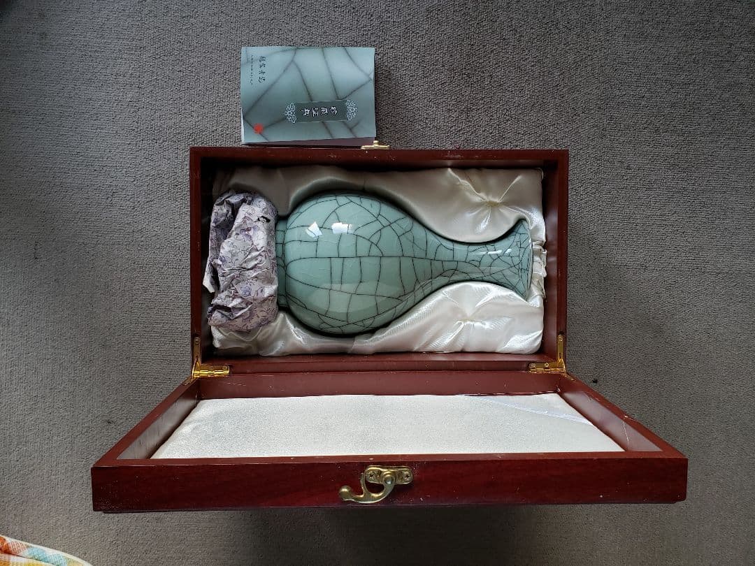 青磁花瓶　中国建設銀行記念品