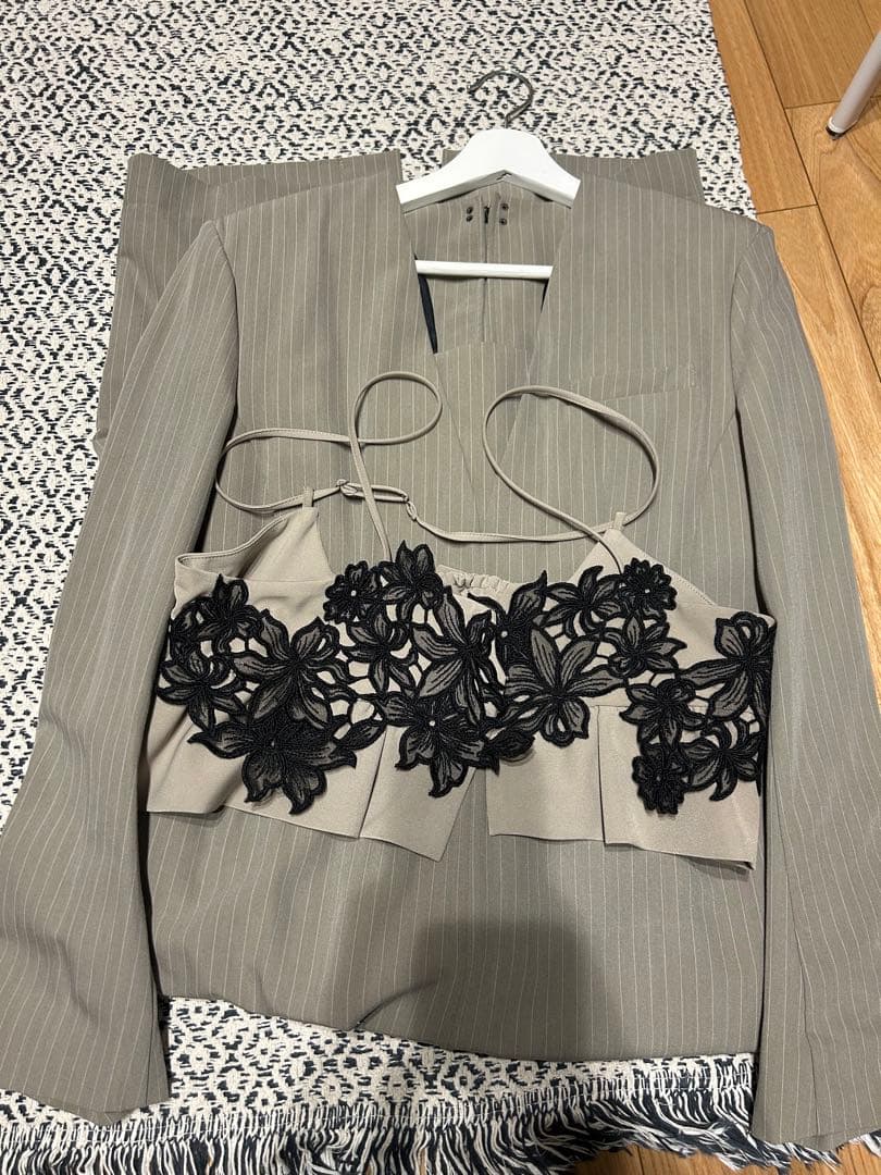 レース付きブラトップとスーツセット