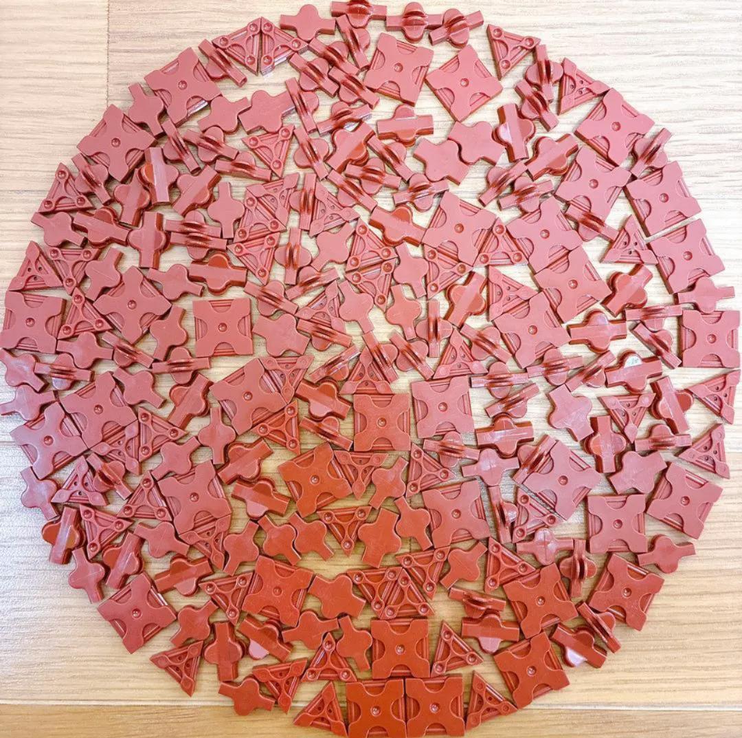 赤いジグソーパズルピース多数