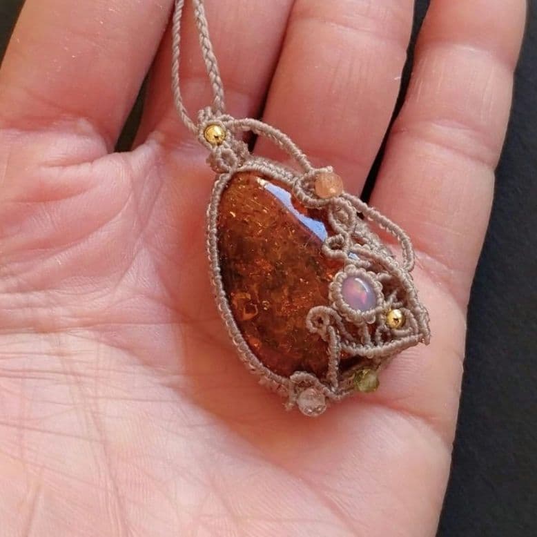 アンバー＆オパールのマクラメ編みネックレス　ペンダント　天然石