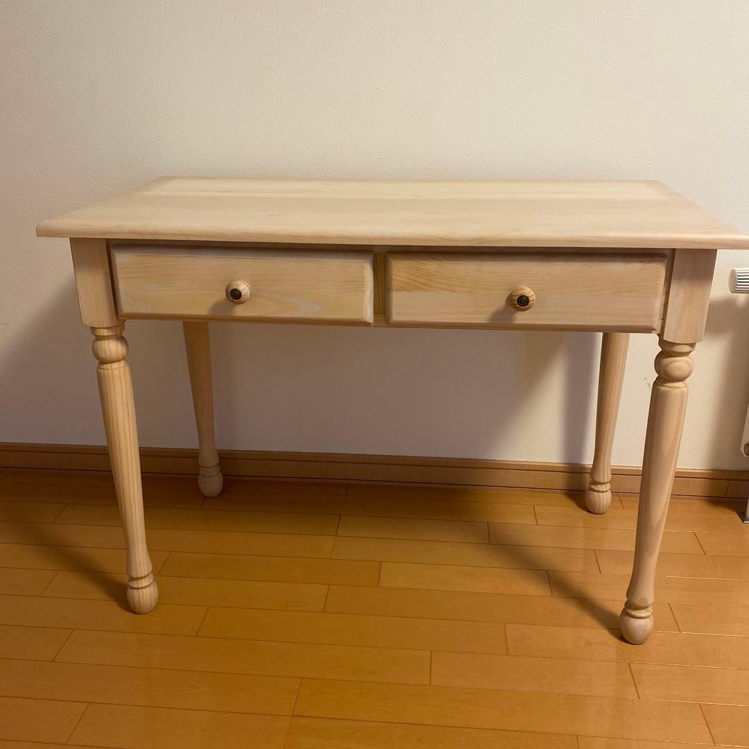 白い木目調の可愛い机