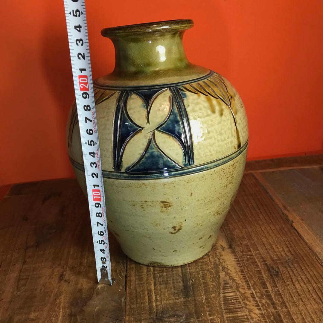 壷屋焼　読谷山焼　やちむん　名工 上江洲茂生さんの花瓶です。