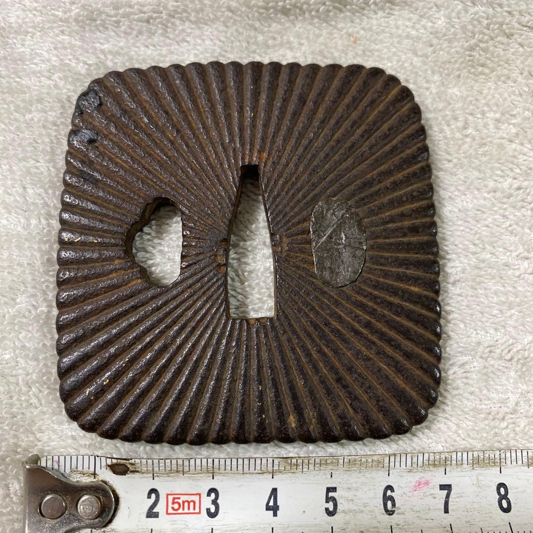 B-15 鍔 つば　武具　刀装具　鉄製　アンティーク　美術品　工芸品　木箱付き