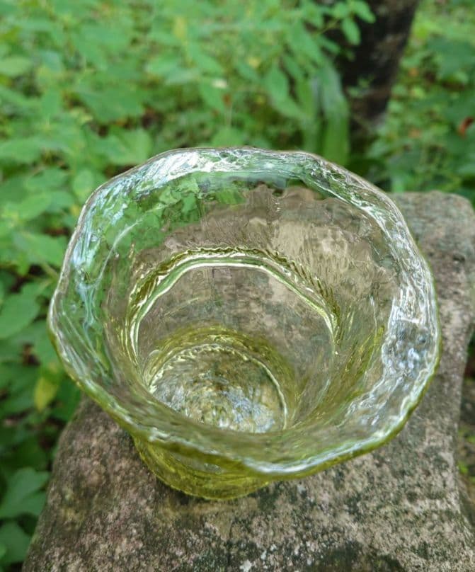 野田収　個展作品　手びねりのグラス(Ａ）新島硝子　コーガ石　自然の緑色