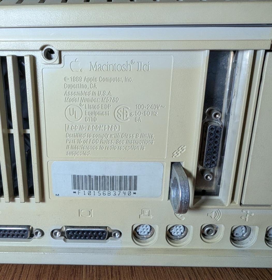 Macデスクトップ old Mac Macintosh IIci Portrait Display