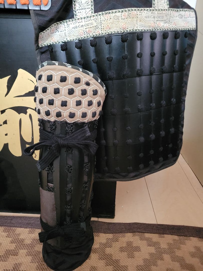 黒糸威黒艶消鋲綴二枚胴具足（頭形兜)等身大　丸武・鎧立・櫃　年末大特価
