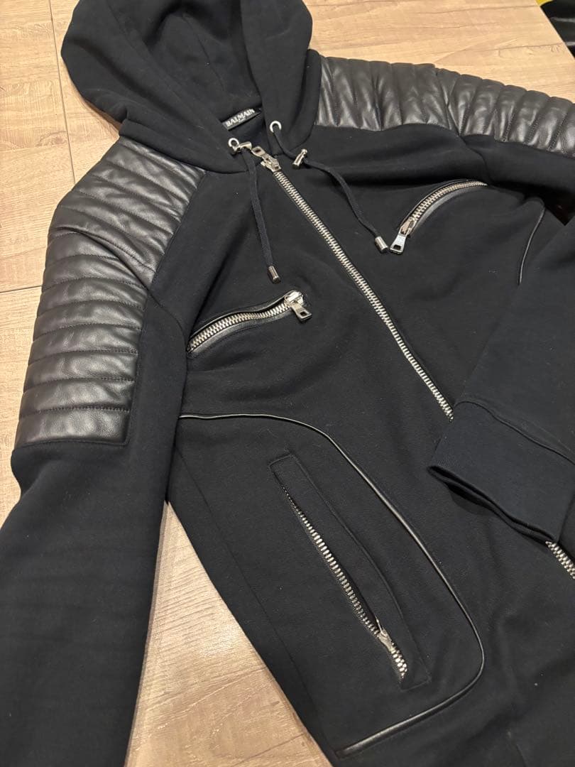 BALMAIN ブラック フード付きパーカー