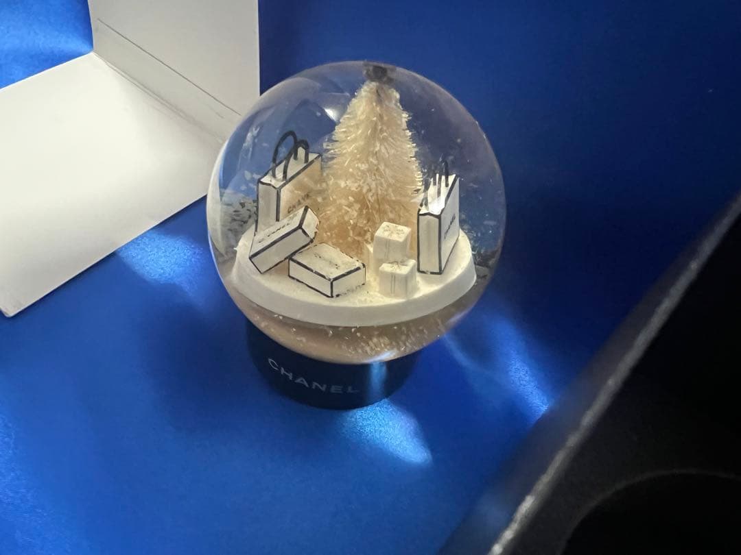 スノードーム　２点　シャネルとロクシタン　インテリアノベルティ