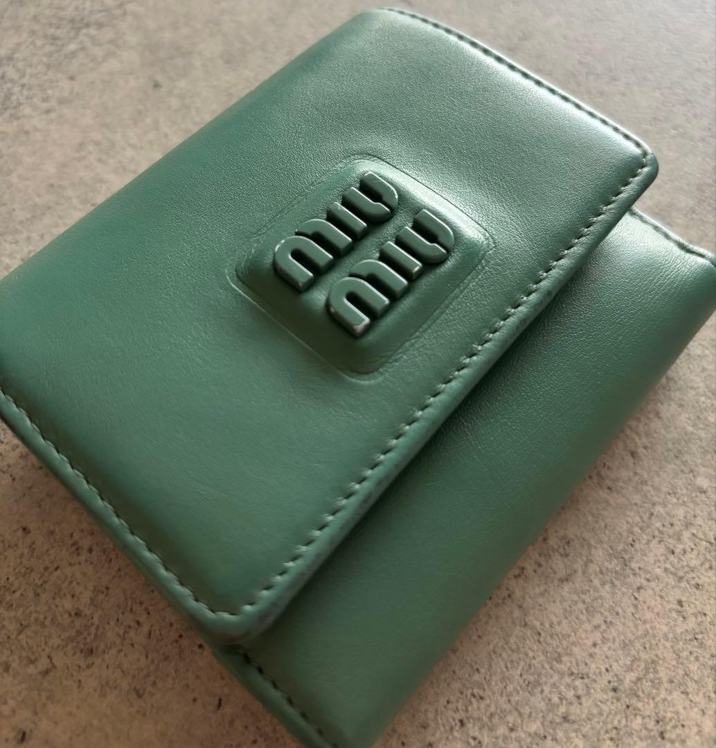 miu miu グリーン三つ折り財布