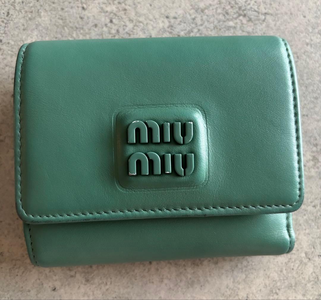 miu miu グリーン三つ折り財布