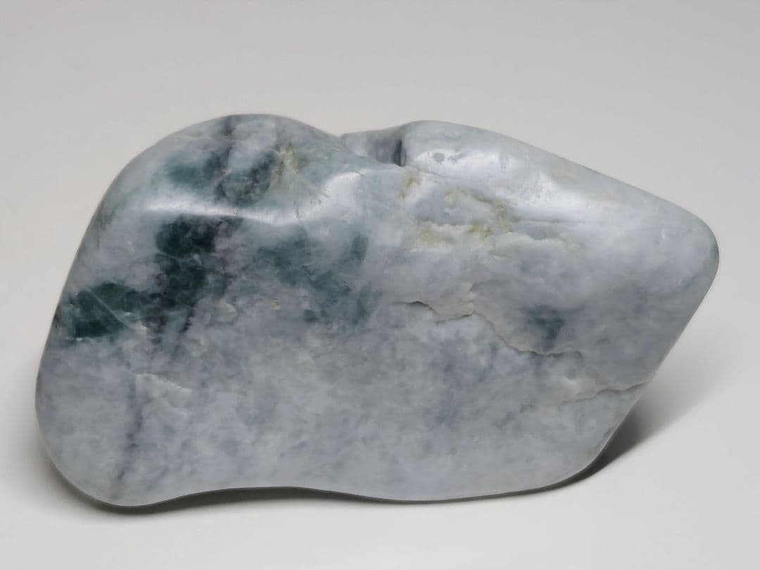 糸魚川138 翡翠 227g ヒスイ 原石 鑑賞石 自然石 誕生石 鉱物 鉱石