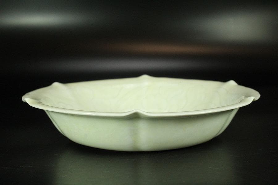 中国美術 白磁 刻草花紋 盤 φ16cm 影青(K-XA682)