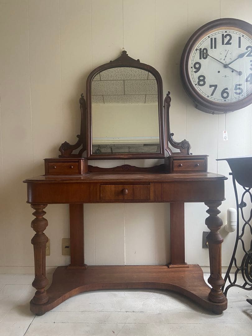 ヨーロッパアンティークドレッサー　ヴィンテージ