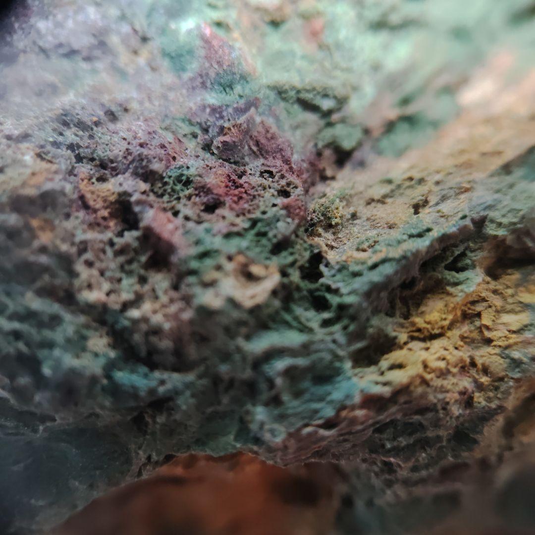 多彩な色の自然石（津軽錦石）原石、管理Ｎｏ．71238