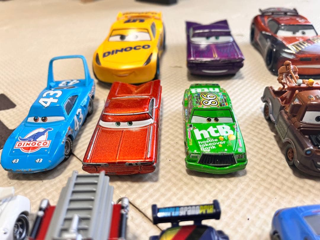 カーズ ミニカーまとめ売り48台＋ピストンカップ付き