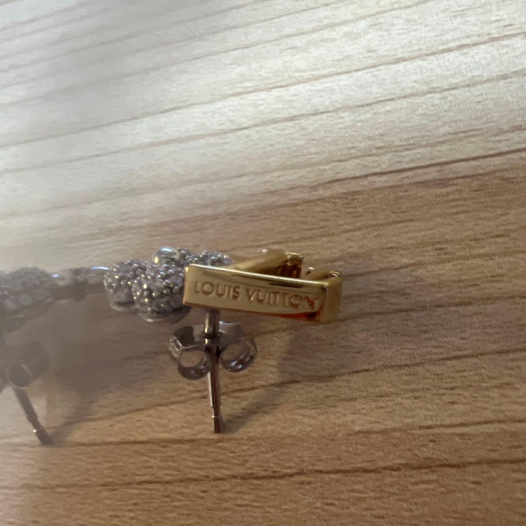 LVロゴ 花モチーフ ピアス