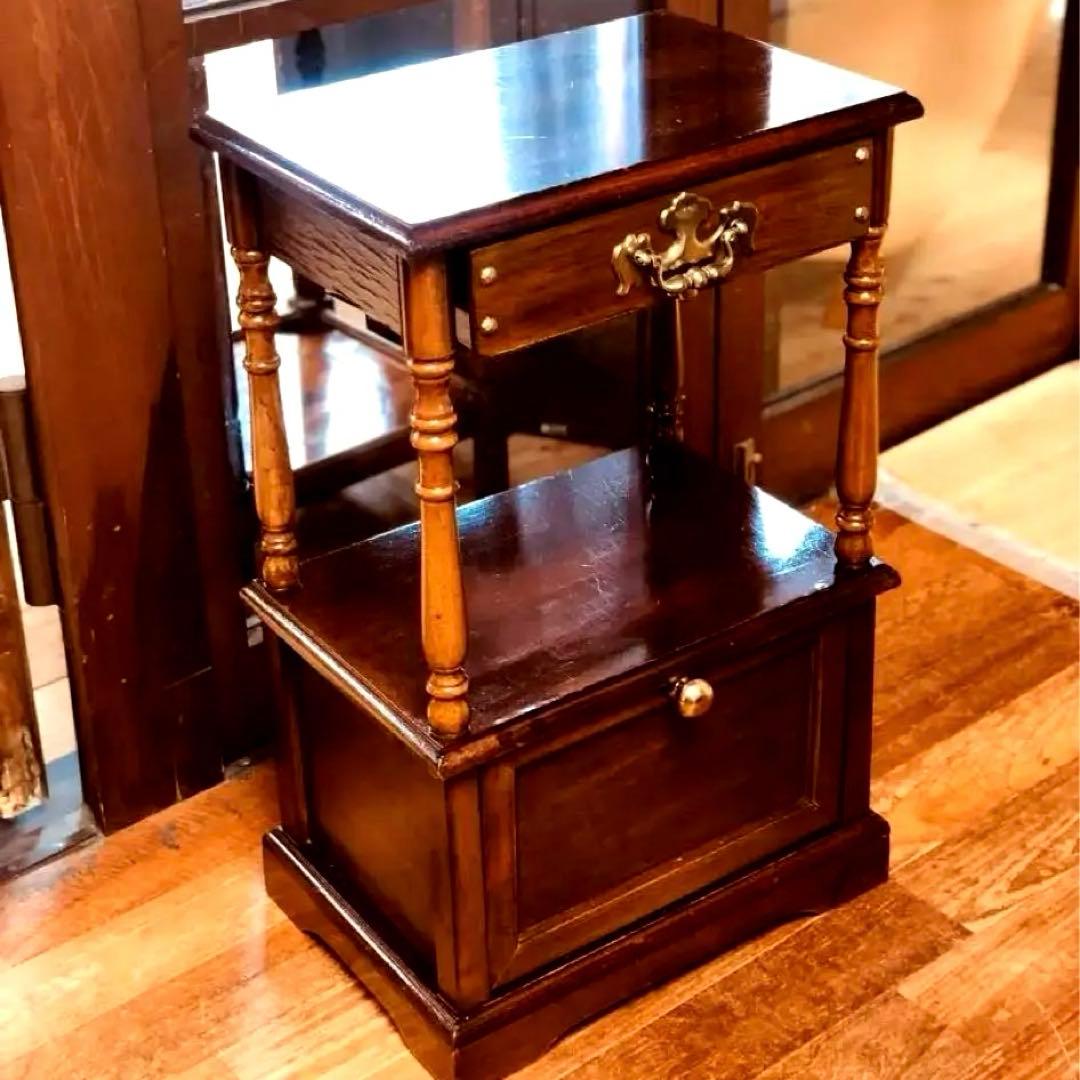 【米国アンティーク】vintageナイトテーブル／真鍮取っ手×ターンドレッグ