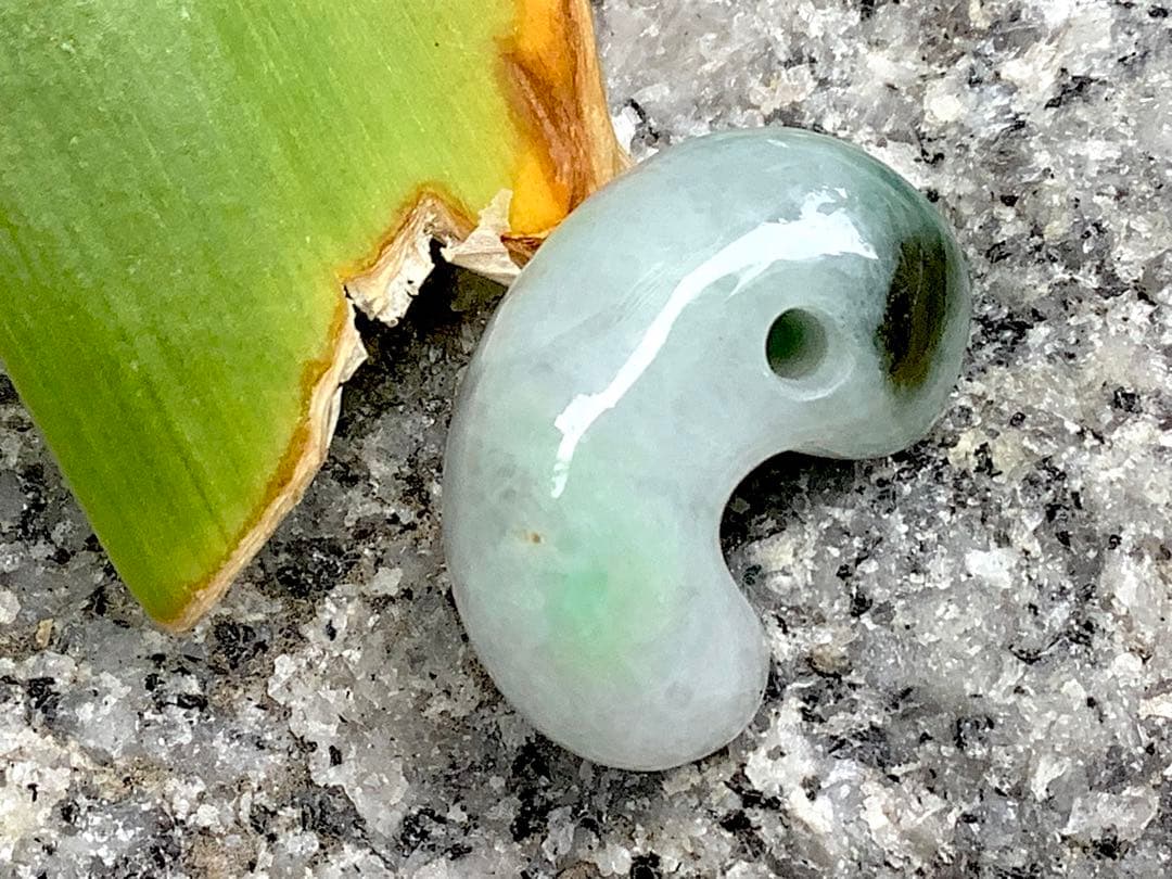 ✳緑混じりの氷肌*アイスジェイド　糸魚川翡翠勾玉　御守りに‼️鑑別書付本物を‼️