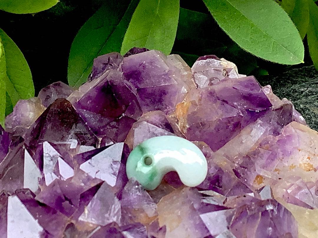 ✳緑混じりの氷肌*アイスジェイド　糸魚川翡翠勾玉　御守りに‼️鑑別書付本物を‼️