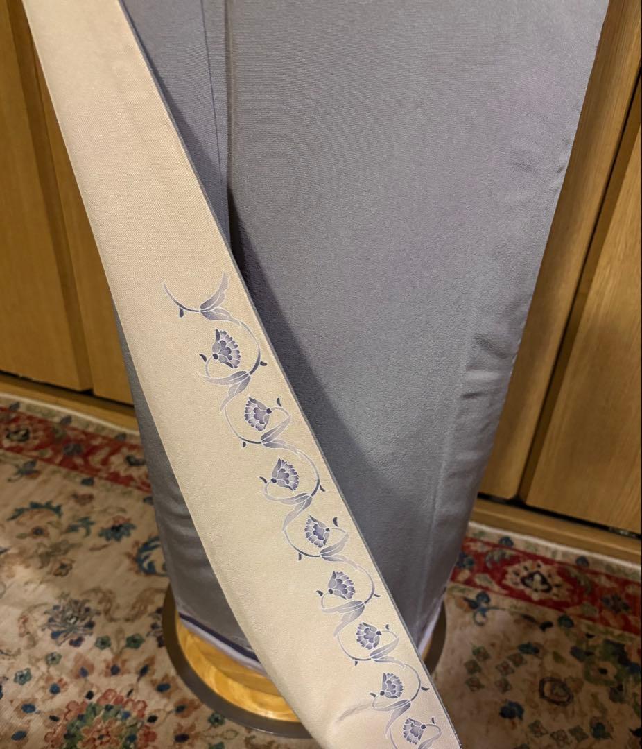 ほんのり茶味のグレー　 正絹　お洒落色無地　更紗の裾柄 共八掛　一つ縫紋　作家物