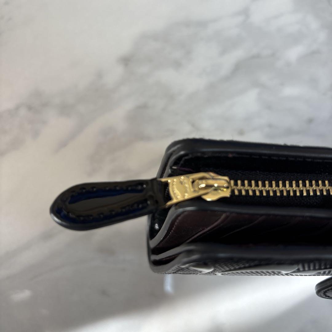 【美品】COACH コーチ 折り財布シグネチャーエンボス加工パテントレザー　黒