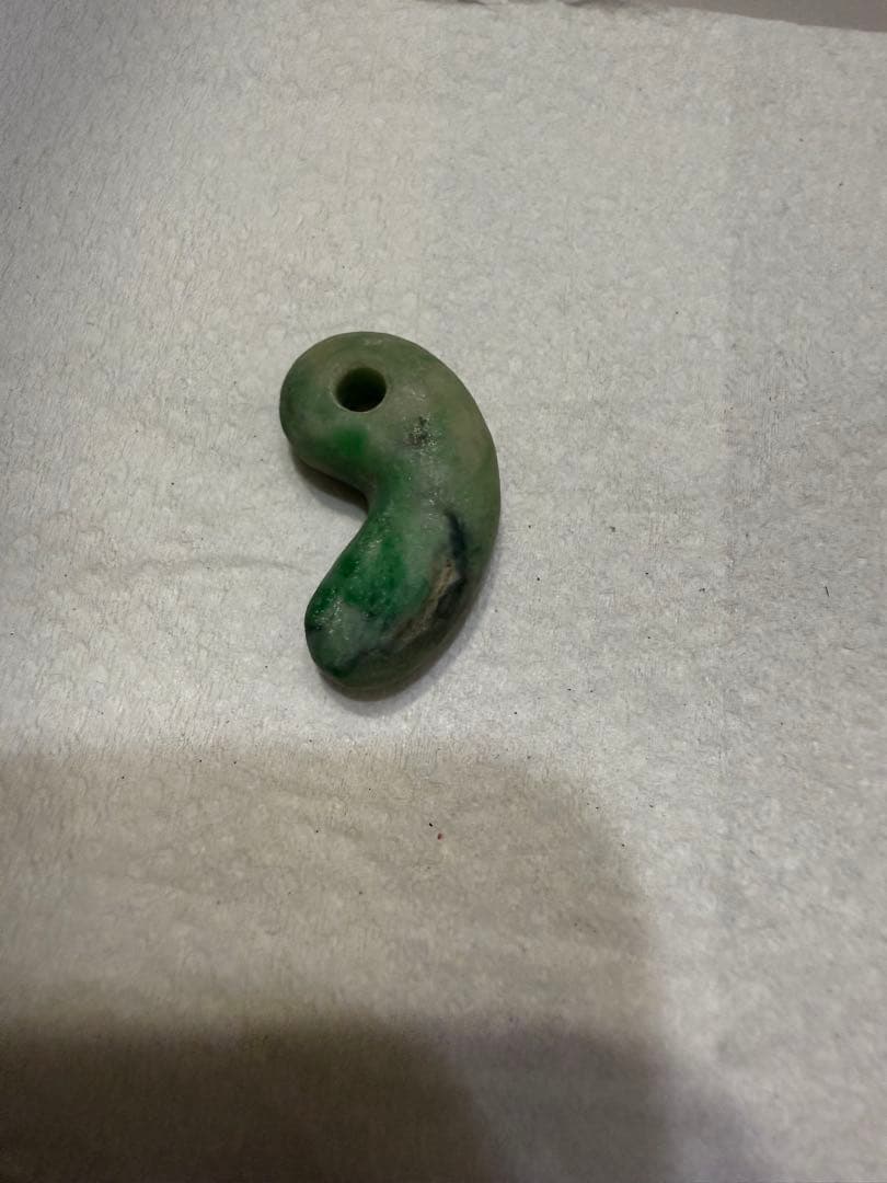 糸魚川翡翠‼️勾玉‼️ 透光性‼️８g‼️送料無料‼️破格出品‼️