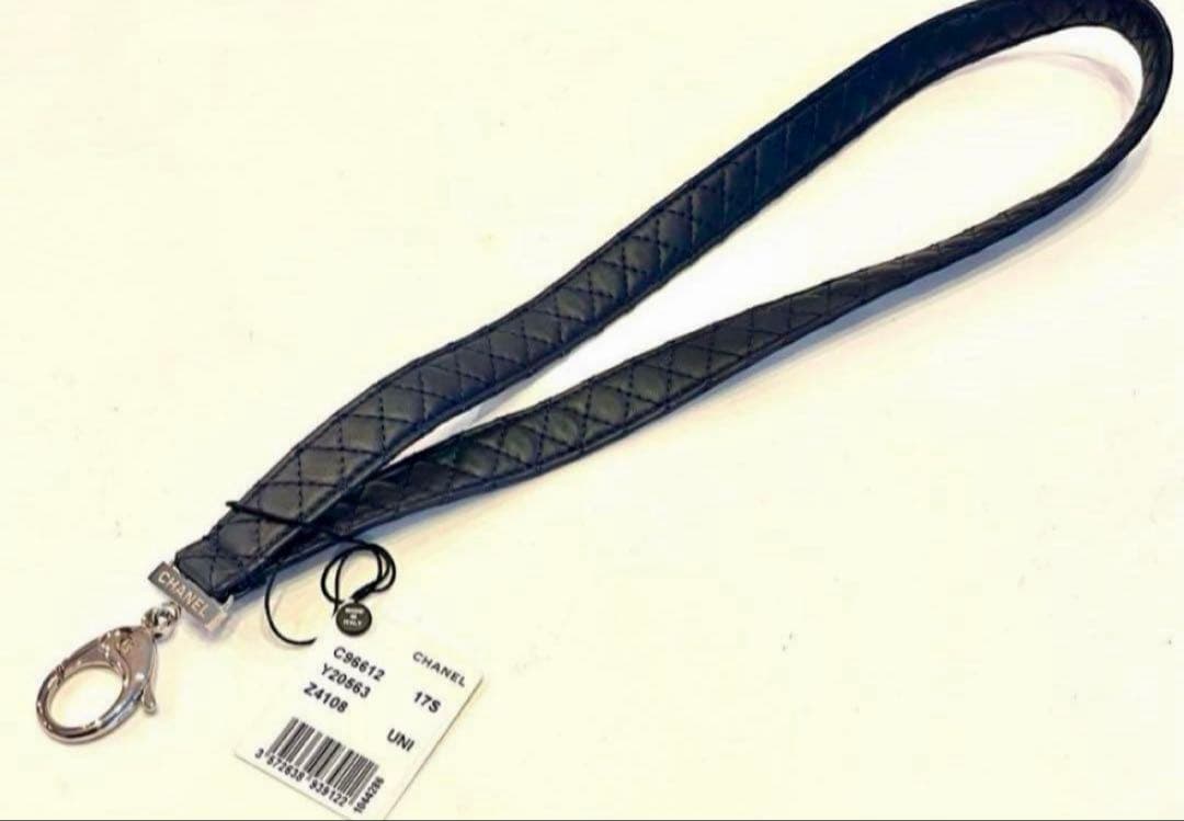 刻印有☆シャネル ストラップ　ロゴ　スマホ　マトラッセ　バッグチャーム　新品美品