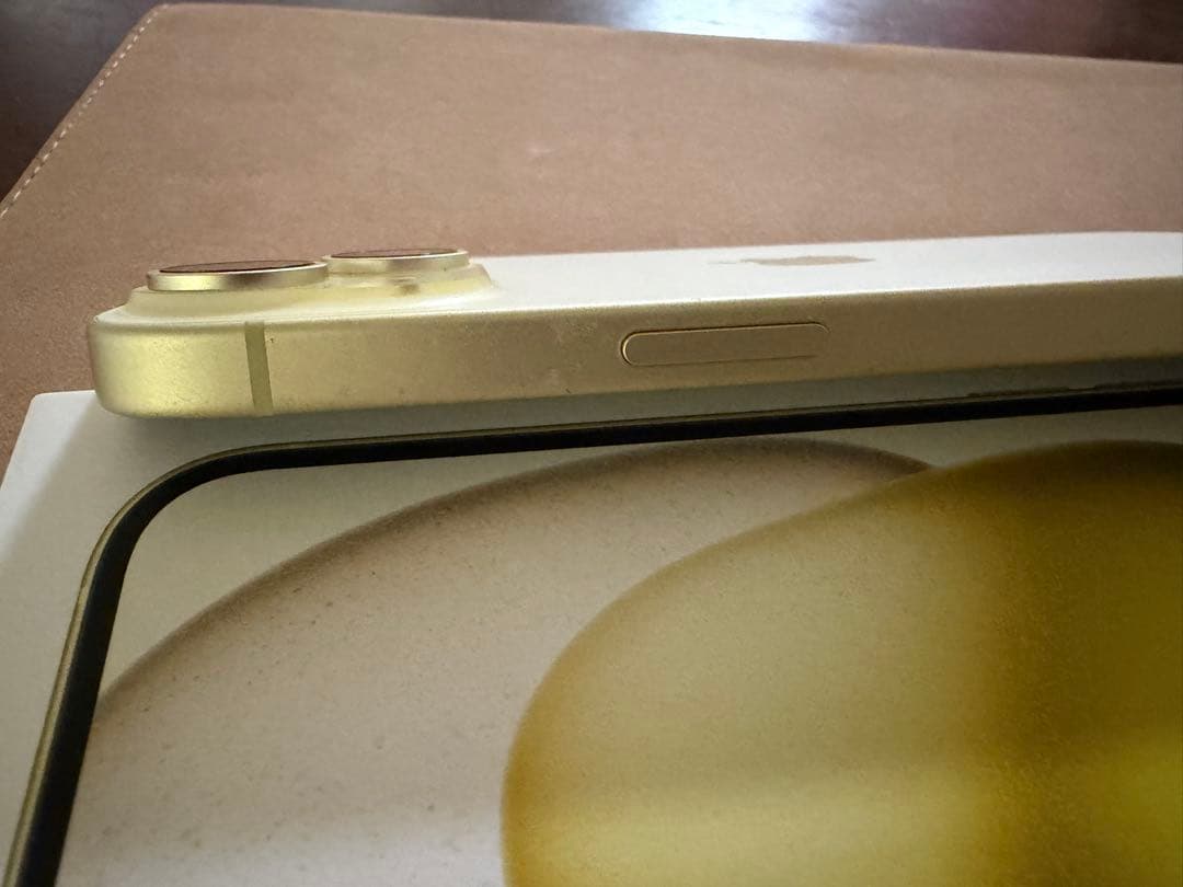 iPhone15本体　イエロー