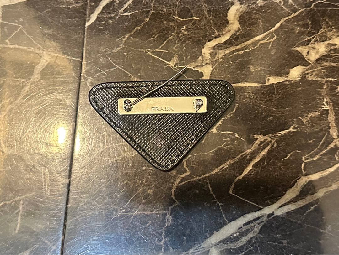 PRADA ブローチ