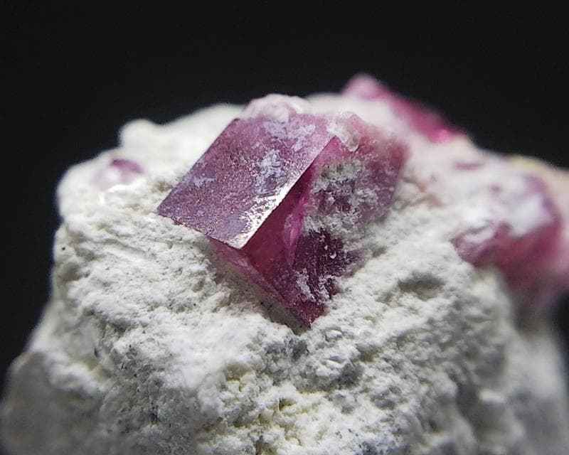 351 複数結晶 レッドベリル ビクスバイト レッドエメラルド 結晶 標本